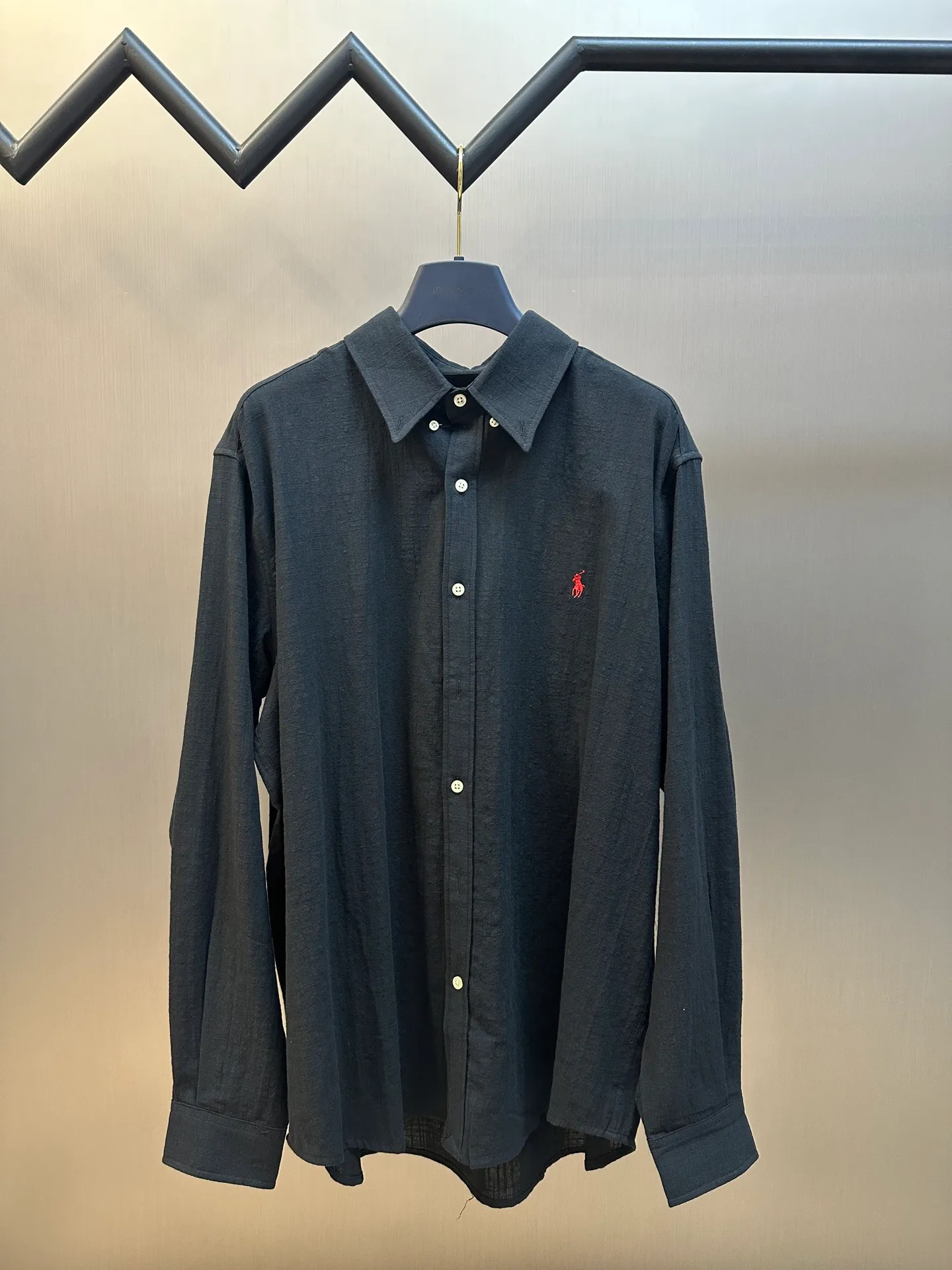 🅿️440 Ralph Lauren embroidered linen shirt is made of high-quality linen material and is elegantly presented in a deep ink color. It is embellished with a delicate red pony mark. The outer I-shaped pleated split back yoke is cleverly designed, adding a sense of agility and sophistication. Adopting side-turning and embedded clamping stitching technology, it is smooth and tidy.  size：s m l xl